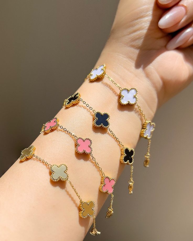 Minimalist complete look